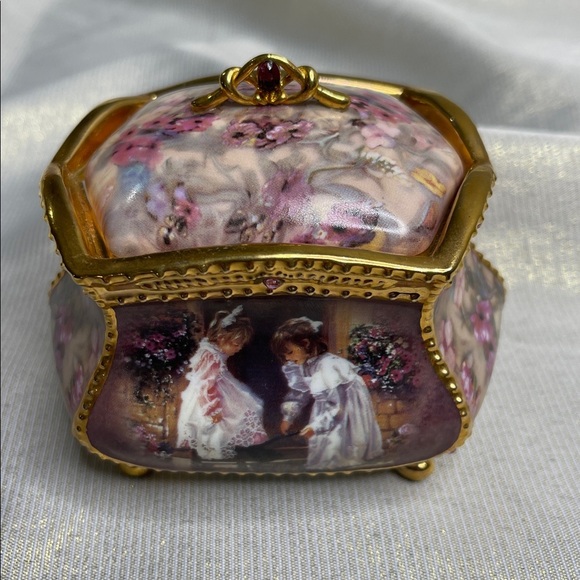 My Sister My Friend Shared Memories Heirloom Porcelain Music Box S Kuck No.E5114 - Picture 4 of 10